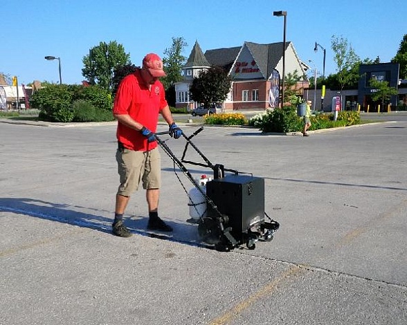 Простой совет по ремонту трещин на асфальте